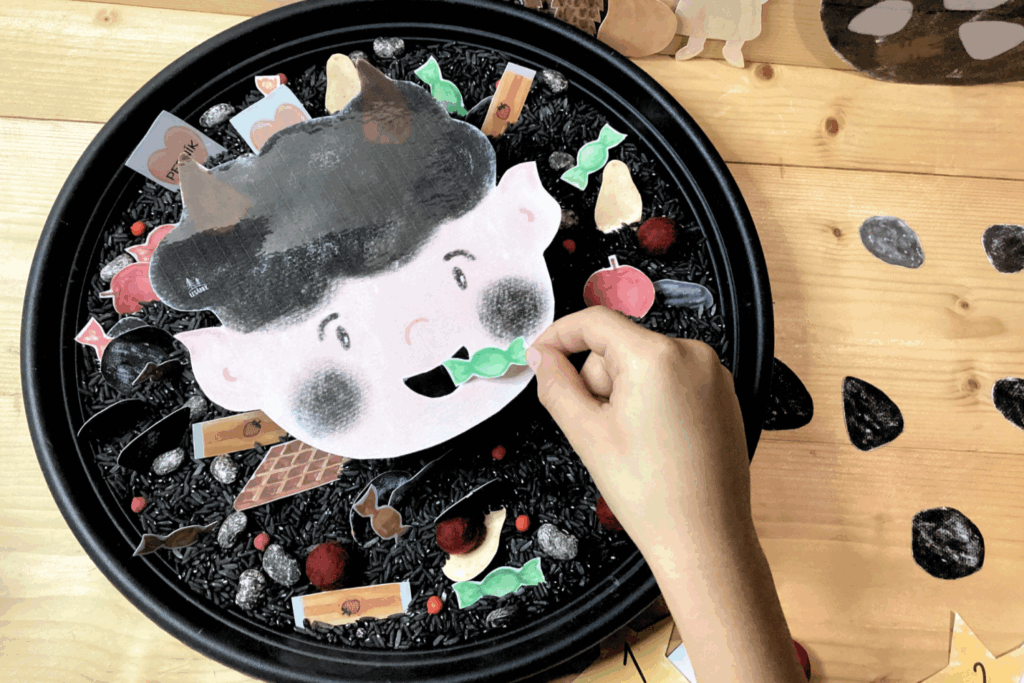 Sensory play pro děti s&nbsp;Mikulášem, andělem a čertem