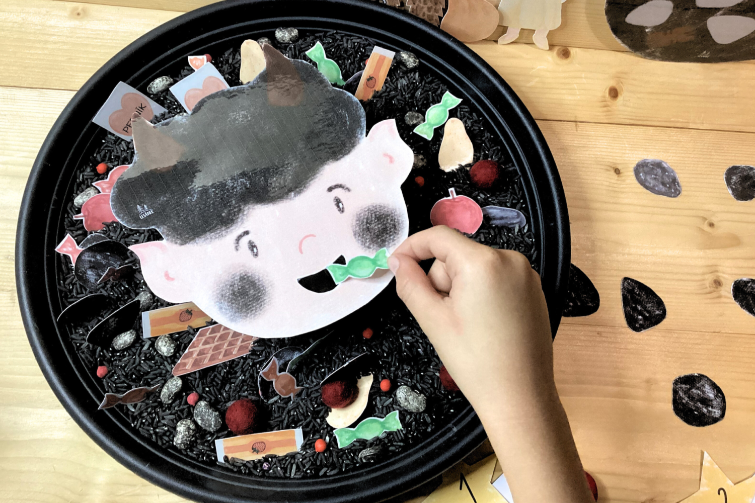 Sensory play pro děti s Mikulášem, andělem a čertem