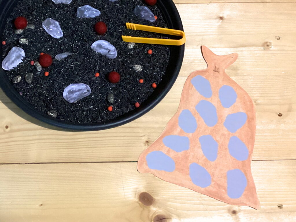 Senzorické hraní s&nbsp;čertovským pytlem plným uhlí