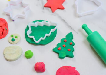 Vánoční sensory play pro děti s&nbsp;modelínou