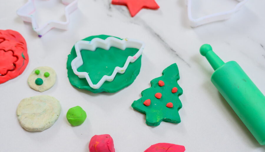 Vánoční sensory play pro děti s modelínou