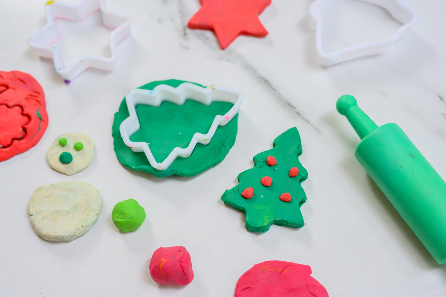 Vánoční sensory play pro děti s modelínou