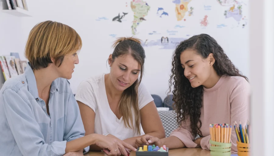 Asistent pedagoga ve školce: Jaká je jeho role a proč je tak důležitá